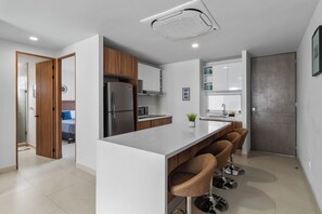 Frigorífico, microondas, horno y placa de cocina