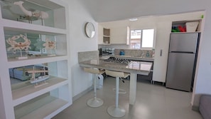 Geladeira, micro-ondas, cooktop, cafeteira/chaleira