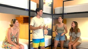 Dormitório compartilhado luxo, em dormitório misto, banheiro privativo, vista para o jardim | Cortinas blackout, Wi-Fi de cortesia