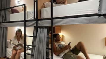 豪華共用宿舍, 男女混合宿舍, 私人浴室, 花園景觀 | 遮光布/窗簾、免費無線上網