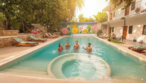 Una piscina al aire libre