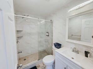 Douche, séchoir à cheveux, serviettes fournies, savon