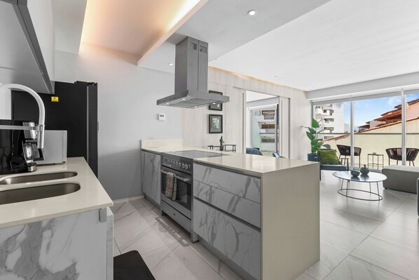 Refrigerador, microondas, parrilla de estufa y cafetera y tetera 