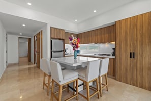 Geladeira, micro-ondas, fogão, cooktop