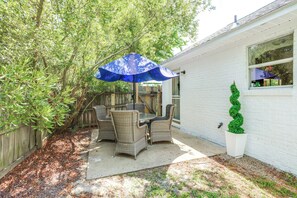Outdoor dining - 1 Mi to Ole Miss: Pet-Friendly Retreat w/ Yard (Oxford)