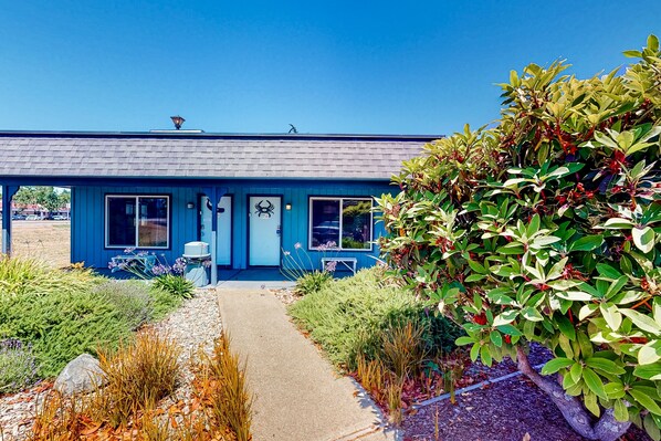 Exterior - Retro beach experience with fast WiFI - walk to downtown shops & eateries (Bandon)