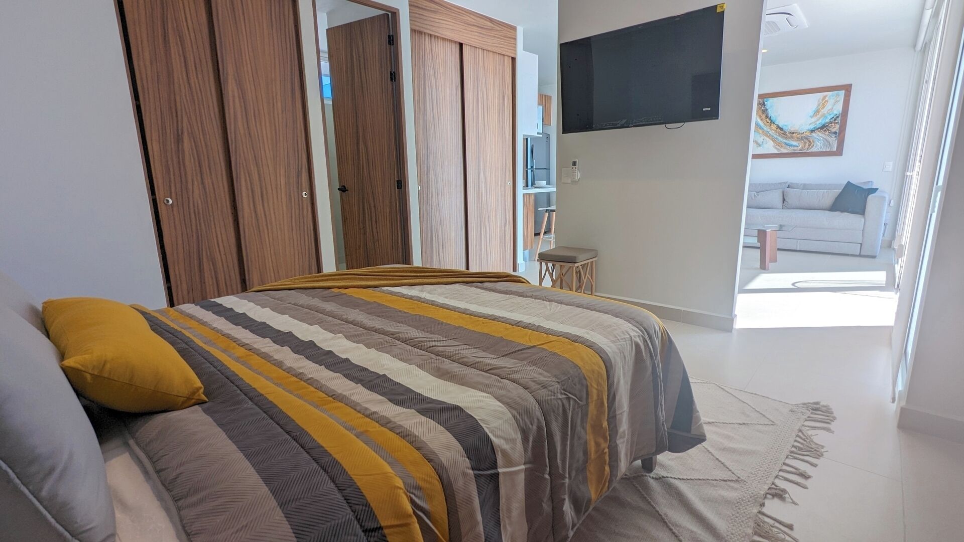1 dormitorio, tabla de planchar con plancha, wifi y ropa de cama