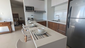 Cafetera y tetera, refrigerador, microondas y horno 