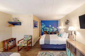 4 bedrooms, Internet, bed sheets - Retro beach experience with fast WiFI - walk to downtown shops & eateries (Bandon)