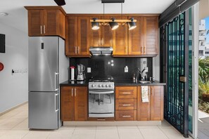 Refrigerador, microondas, parrilla de estufa y cafetera y tetera 