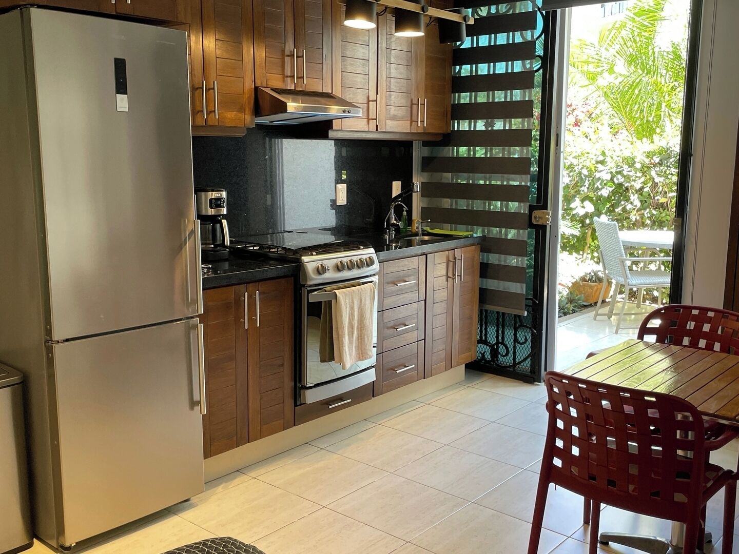 Frigorífico, microondas, placa de cocina y cafetera o tetera