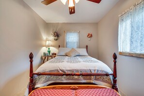 2 bedrooms, desk, travel cot, Internet - Hike, Fish & Relax: Cabin 4 Mi to Lake Estes! (Drake)