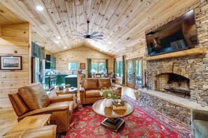 TV, fireplace - Hot Tub, Trail Access & 400 Acres on Lavender Mtn! (Rome)