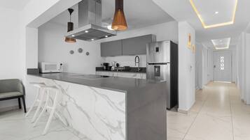 Réfrigérateur, micro-ondes, four, plaque de cuisson