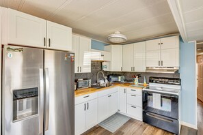 Fridge, microwave, stovetop, coffee/tea maker - 3 Mi to Ft Myers Beach: Coastal Home Near LeeTran! (Fort Myers Beach)