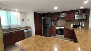 Refrigerador, microondas, horno, placa de cocina