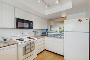 Jääkaappi, mikroaaltouuni, uuni, liesi