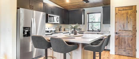 Fridge, microwave, stovetop, dishwasher