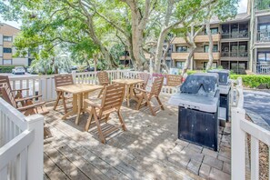 Outdoor dining - 'Shore Drive Serenity' - Steps to Ocean Annie’s! (Myrtle Beach)