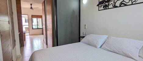 1 habitación, tabla de planchar con plancha, wifi y ropa de cama