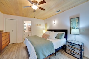 2 bedrooms, desk, iron/ironing board, Internet - Secluded Getaway on ~10 Acres in The Piney Woods! (Winnsboro)