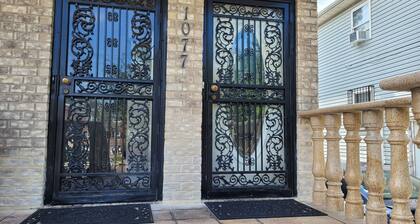 Spacious 3-bedroom apartment in charming Queens with AC, near to shopping, beach