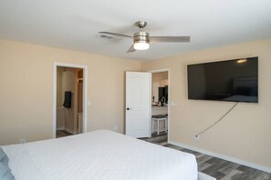 3 bedrooms, iron/ironing board, WiFi, bed sheets