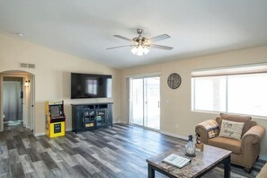 Smart TV, books - Havasu Oasis with BBQ, Boat Parking & Family Games (Lake Havasu City)