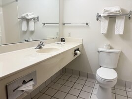 Quarto standard, 1 cama King, para não fumantes, geladeira e micro-ondas (with Sofabed) | Banheiro