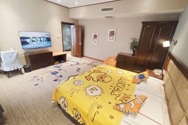 A hotel room with a bed, a television, a wardrobe, and a desk. - Harbin Gongye University Feilong Rezen Hotel (Harbin)