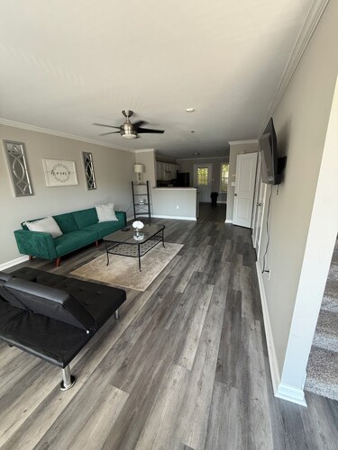 Charming 2-bedroom townhome in marvelous Athens with AC