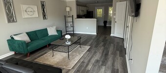 Charming 2-bedroom townhome in marvelous Athens with AC