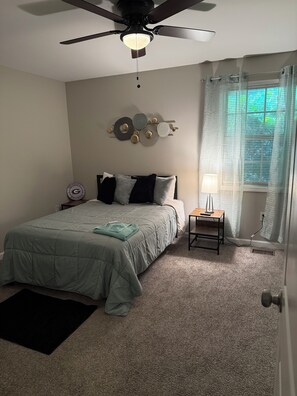 2 habitaciones, tabla de planchar con plancha, wifi y ropa de cama 