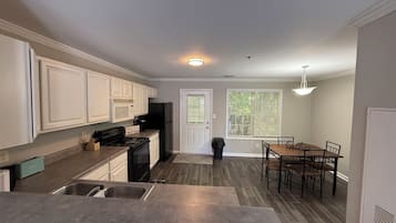 Mikrovågsugn, ugn, spishäll och diskmaskin