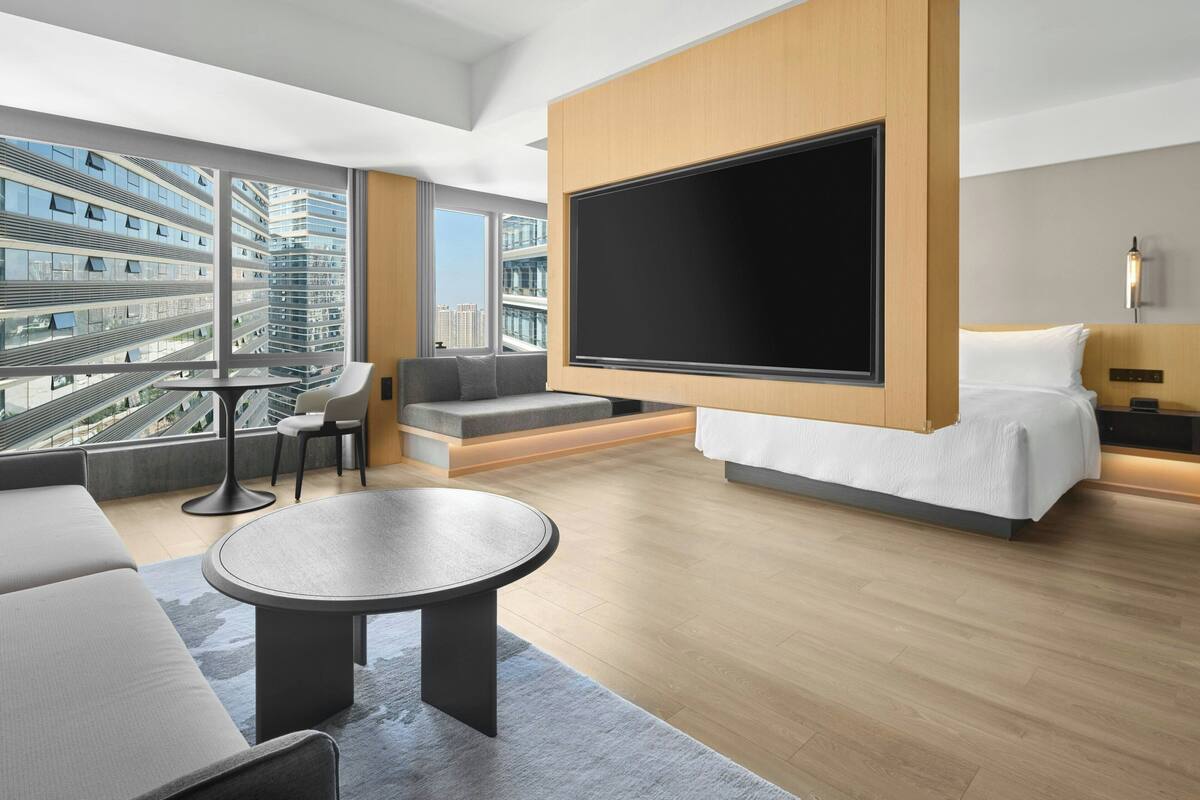 Executive Room, 1 King Bed, City View | Rollaway beds (surcharge), bed sheets