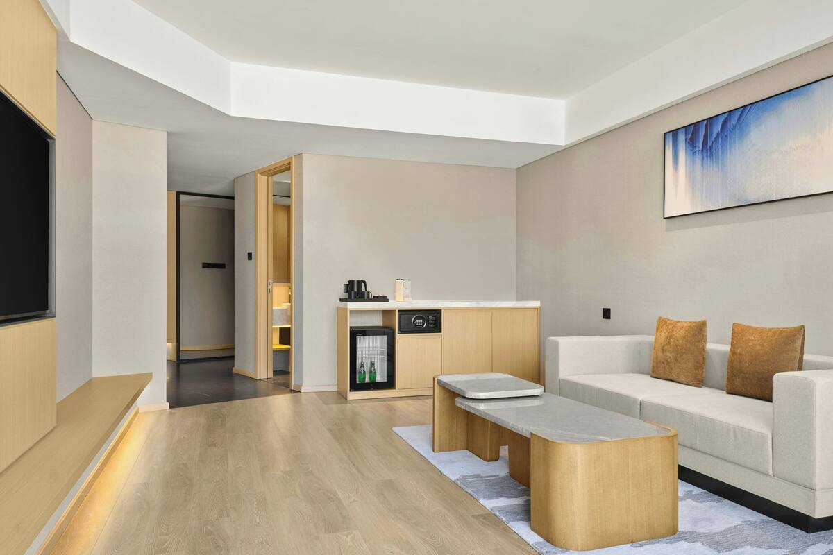 Suite, 1 Bedroom, City View | Living room