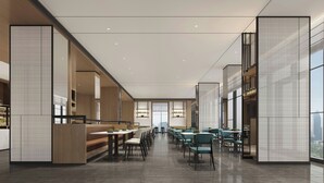Un restaurante moderno con una barra alargada, varias mesas y vistas de la ciudad.