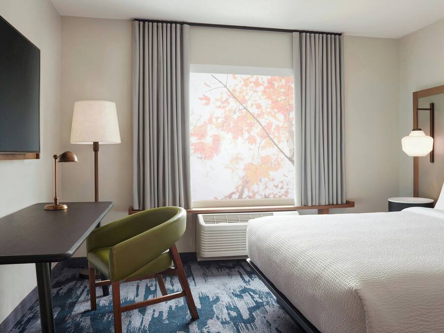 Down comforters, in-room safe, desk, laptop workspace