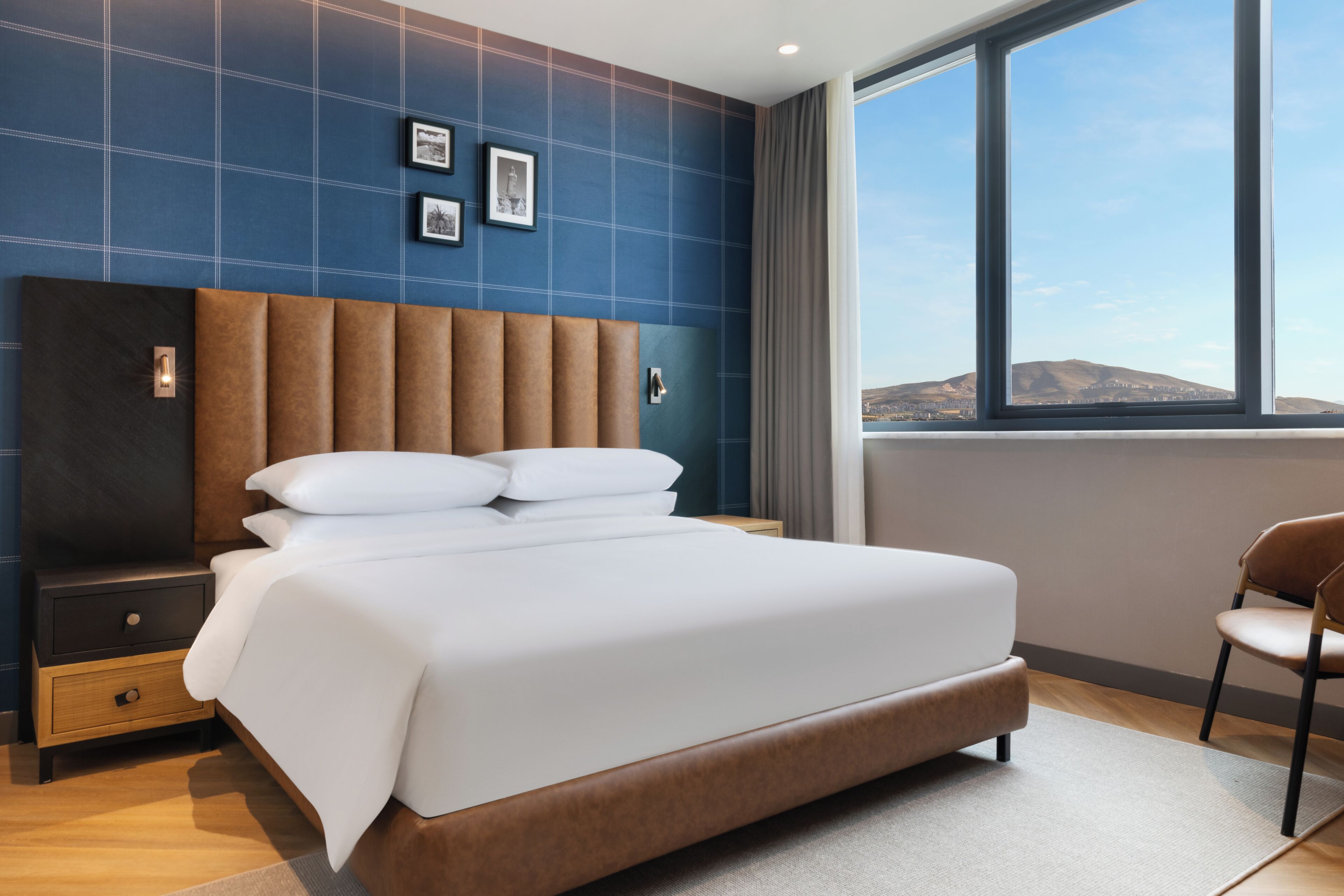 Junior Suite, 1 King Bed (City View) | Minibar, in-room safe, blackout curtains, soundproofing