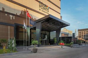 Una entrada de hotel moderna con un gran cartel que dice "Four Points by Sheraton".