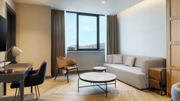 Suite, 1 soverom (City View) | Oppholdsområde | Bøker og stereoanlegg