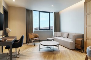 Suite, 1 habitación (City View) | Zona de estar | Libros, un reproductor estéreo