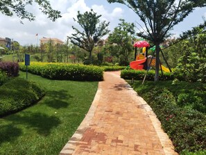 Huone, 2 parisänkyä, tupakointi kielletty, näköala puutarhaan | Ylelliset vuodevaatteet, untuvapeitot