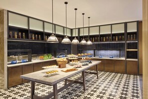 Tägliches Frühstücksbuffet gegen Gebühr