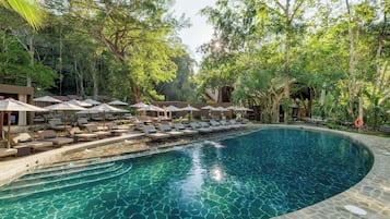 Una piscina al aire libre, cabañas de piscina (de pago), sombrillas