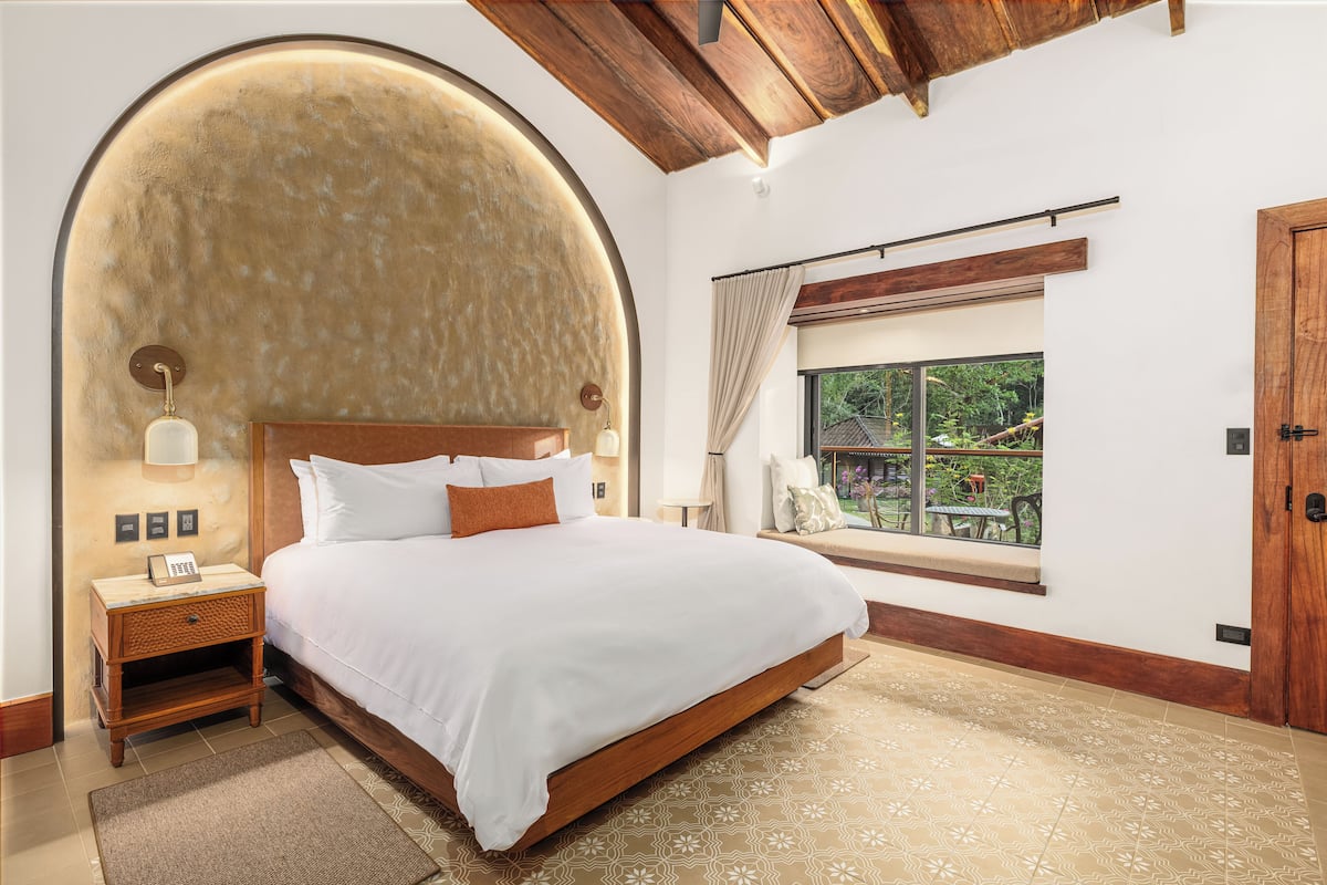 Habitación, 1 cama de matrimonio grande, vistas a la montaña | Ropa de cama hipoalergénica, cunas (de pago), wifi gratis y ropa de cama