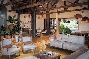 Lobby-Lounge