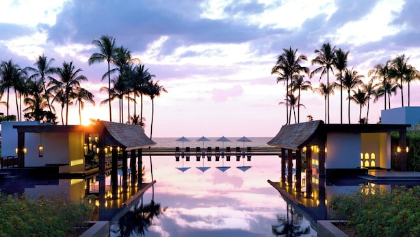 A resort with a infinity pool, palm trees, and a sunset view. - Marriott Vacation Club, Khao Lak Beach Resort (Takua Pa)
