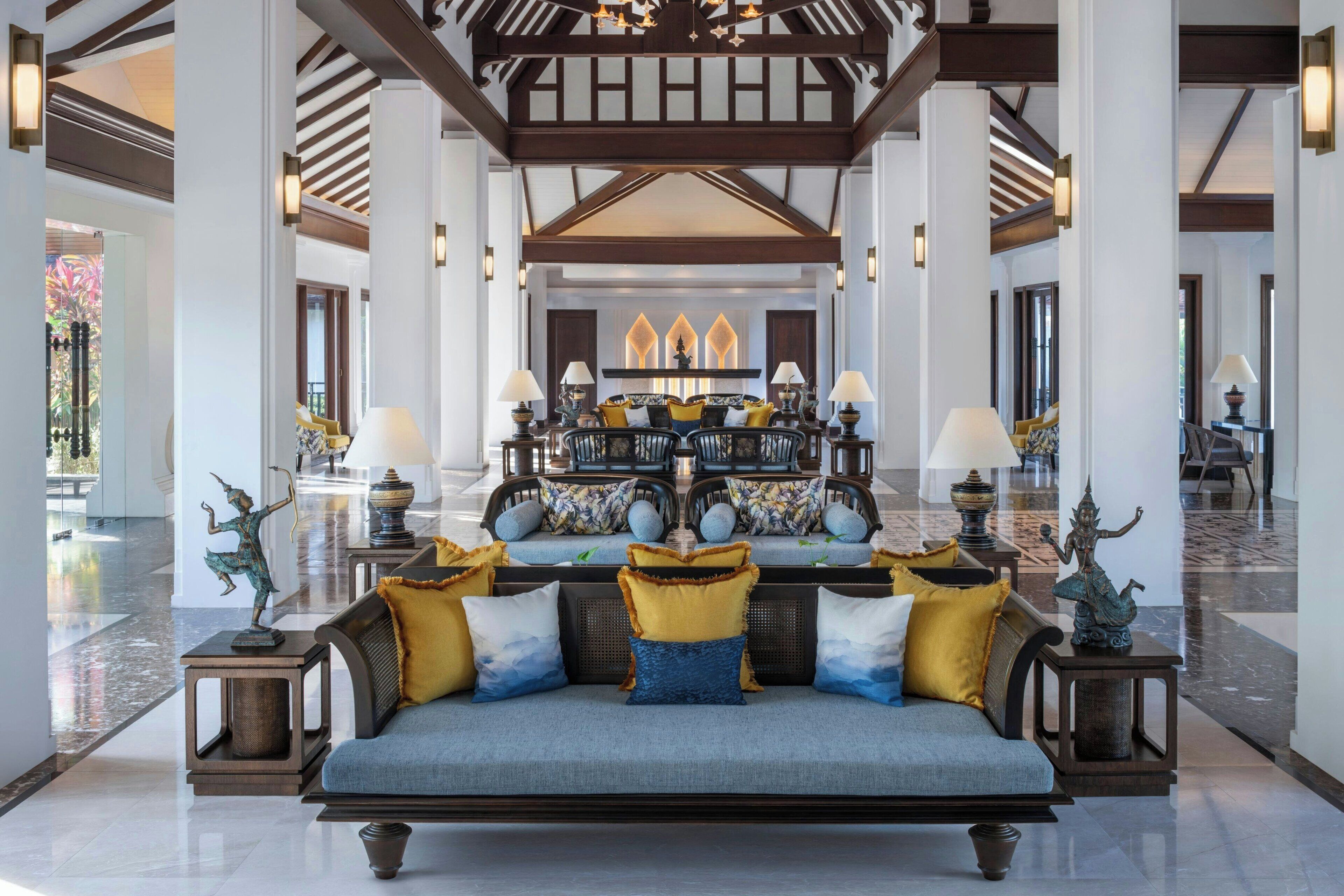 4 bares/lounges, 2 bares molhados, 2 bares ao lado da piscina