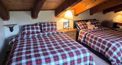CLOSEST HOME TO A CHAIRLIFT ON THE PLANET!!!! SLEEPS 8, CLEAN, WIFI, VIEWS.